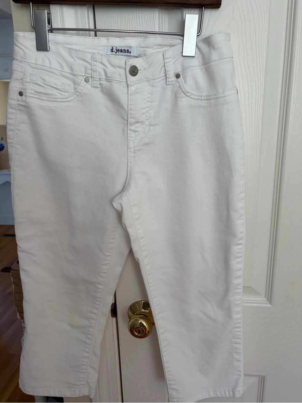 d. jeans White Capri Pants